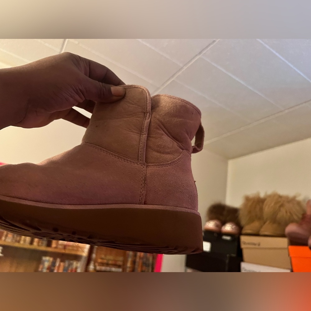 UGGS - Picture 4 of 5